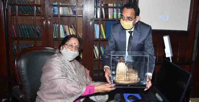  />
					</a>
					<a class=